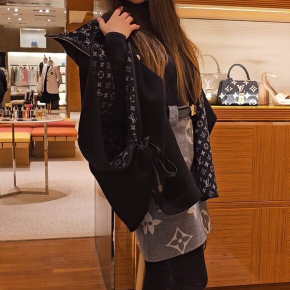 Louis vuitton Poncho - Picture 1 of 14